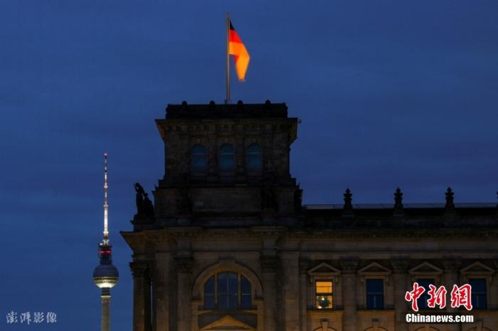 當地時間7月31日，德國柏林，為節約能源，柏林標志性建筑立面照明在夜間明顯減少。圖片來源：ICphoto