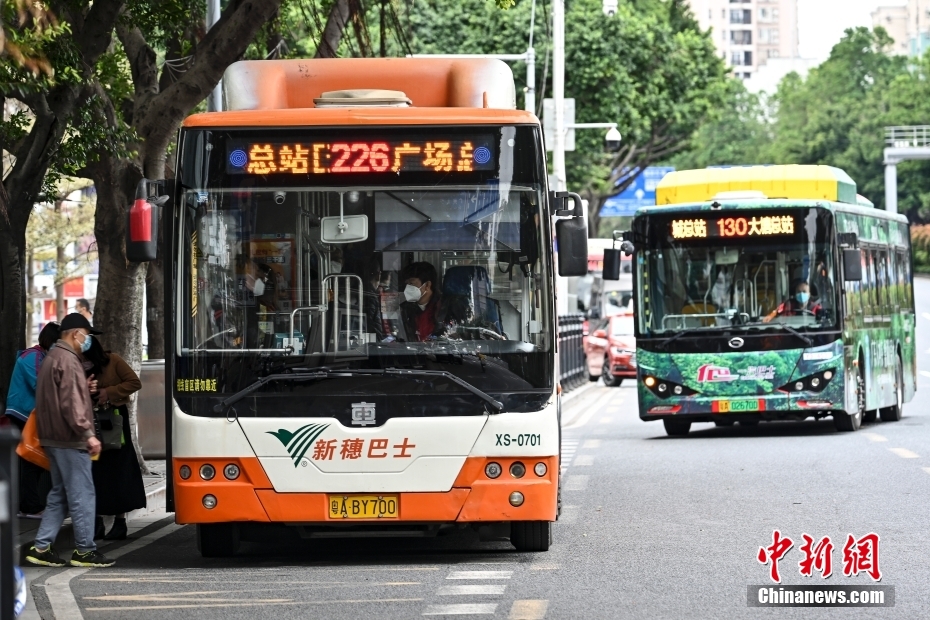 12月1日，廣東省廣州市海珠區，公交車有序進站。中新社記者 陳驥旻 攝 