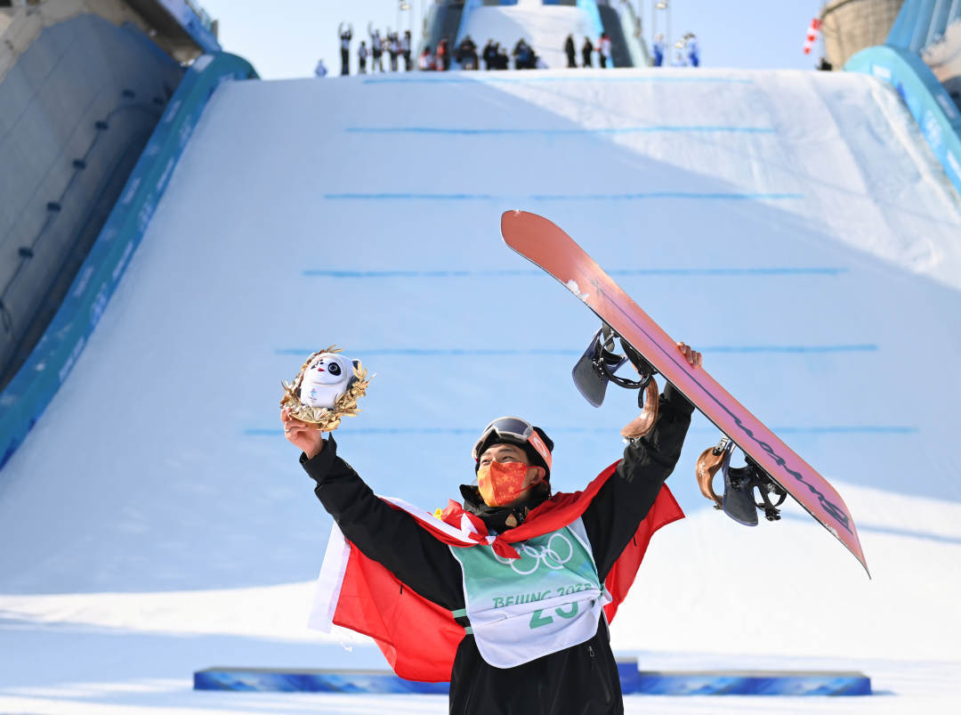 2022年2月15日，中國選手蘇翊鳴在單板滑雪男子大跳臺決賽奪冠后慶祝。新華社記者黃宗治攝