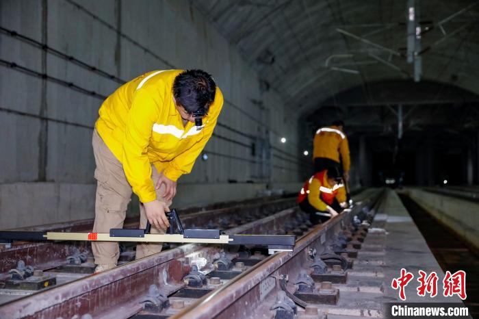 中國鐵路南寧局集團有限公司南寧工務段職工使用道尺檢查吳圩機場高鐵站高鐵線路設備?！№f剛 攝