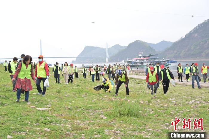 “三峽蟻工”撿拾散落在江灘上的垃圾，定期組織開展凈灘志愿活動 田耀平 攝